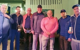 GLCS-Spielleiter Reinhold Scharl (l.) und ein Vertreter vom „Stern-Center“ zeichneten die Sieger des achten und letzten „After-Work“-Golf-Cups des Mercedes-Autohauses aus Regensburg aus.