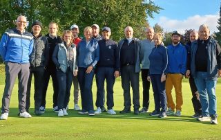 Spielführer Reinhold Scharl (r.) zeichnete die Sieger des „Zweier-Scramble“-Turniers 2024 des GLC Schmidmühlen aus.