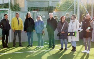 Schulleiterin Petra Rothmund (r.) begrüßte zur offiziellen Einweihung des Soccer-Courts zahlreiche Ehrengäste (v. l.): Brigitte Krause, Michael Gleißner, Max Hohlrüther, Tanja Obwandner, Daisy Brenner, Frank Wirth, Michaela Jung, Sandra Krügelstein und Gregor Stangl.