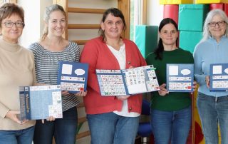 Die Spende von „Sweet Sweet Smile“ aus Nittenau zauberte bei den HPZ-Verantwortlichen ein Lächeln ins Gesicht (v. l.): stellvertretende Vorstandsvorsitzende Brigitte Krause, die Therapeutinnen Lisa Staufer, Anja Heiß und Tanja Yilmaz und die stellvertretende Aufsichtsratsvorsitzende Daisy Brenner.