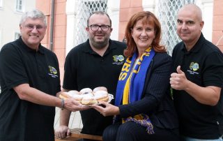 Reinbeißen und dabei Herz zeigen: Der Lions Club Neustadt/WN-Lobkowitz mit Präsidentin Andrea Gollwitzer (2. v. r.), ersten Vizepräsidenten Sebastian Denzler (2. V. l.), zweiten Vizepräsidenten Peter Fleischmann (r.) und Jürgen Schnappauf (l.), stellvertretenden Vorsitzenden des Lions-Hilfswerkes, hoffen erneut auf viele Beteiligte an der „Krapfenschmaus“-Aktion 2024.