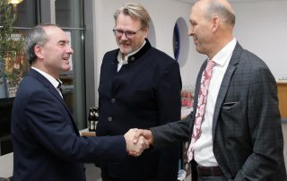 Willkommen in Neustadt/WN: Anton Braun (Mitte) und Harald Gollwitzer (r.) begrüßten Hubert Aiwanger.