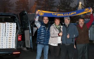 Der frühe Vogel fängt den Wurm: Am Montagmorgen machten sich die Mitglieder des Lions Club Neustadt/WN-Lobkowitz um Präsidentin Andrea Gollwitzer (2. v. l.) und zweiten Vizepräsidenten Peter Fleischmann (l.) auf dem Weg und lieferten die 10.000 bestellten Krapfen aus.