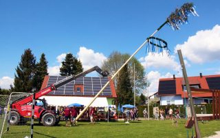 Exakt 18 Meter hoch ist der Maibaum, den die Flosser Siedler Anfang Mai auf dem Vereinsglände im Ortsteil Ziegelhütte in die Höhe hievten.