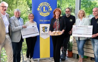 Freude pur: Lions-Präsidentin Andrea Gollwitzer (4. v. r.), zweiter Vizepräsident Peter Fleischmann (r.), Lions Hilfswerks-Vorsitzender Klaus Berberich (l.) und sein Stellvertreter Jürgen Schnappauf (2. v. l.) sowie Lions-Mitglied Yul Regler (3. v. r) übergaben Andrea Lang (2. v. r.), der DONUM VITAE-Bevollmächtigten, und Susanne Wagner (3. V. l.), der Leiterin des Hospizes St. Felix in Neustadt/WN, jeweils einen Scheck in Höhe von 5.000 Euro.