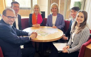 Intensiver Meinungsaustausch in München (v. l. n. r.): Hans Moritz (Pressesprecher des Sozialministeri-ums), Christian Stadler (HPZ-Vorstandsvorsitzender), Carolina Trautner (Landesvorsitzende des Lebenshil-fe Landesverbandes Bayern und ehemalige Staatsministerin), Ulrike Scharf (Sozialministerin), Michael Gleißner (Prokurist und Controller des HPZ) und Mirjam Lauer (Referat II 1 – Grundsatzfragen der Inklusion von Menschen mit Behinderung).