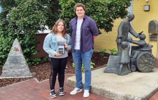 Felix Beimler (r.), der Vorsitzende der Jugendausbildungsvertretung (JAV), überreichte vor kurzem Leonie Walter (l.) den ersten Preis, den das Heilpädagogische Zentrum (HPZ) Irchenrieth zur Ausbildungsmesse 2025 in Weiden ausgelobt hatte.