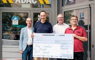 Wolfgang Lieberth (Vorstandsmitglied Technik und Umwelt des ADAC Nordbayern e. V.), Dr. Matthias Köck (Vorsitzender des ADAC Nordbayern e. V.) und Michael Bayer (Vorstandsmitglied Jugend und Sport des ADAC Nordbayern e. V.) überreichten an Dieter Wettinger (1. Vorsitzender der Stiftung „Sonnenblume“) einen Spendenscheck über 1000 Euro (v. l.). Foto: Thomas Scheck Photography