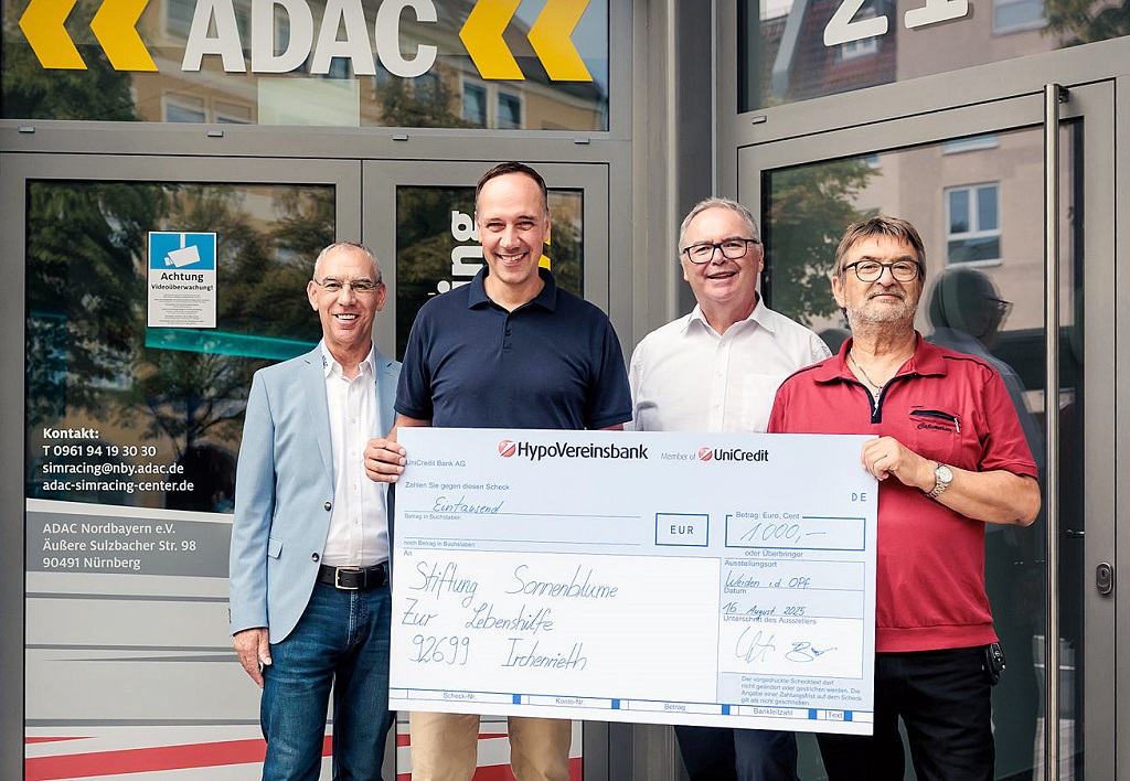 Wolfgang Lieberth (Vorstandsmitglied Technik und Umwelt des ADAC Nordbayern e. V.), Dr. Matthias Köck (Vorsitzender des ADAC Nordbayern e. V.) und Michael Bayer (Vorstandsmitglied Jugend und Sport des ADAC Nordbayern e. V.) überreichten an Dieter Wettinger (1. Vorsitzender der Stiftung „Sonnenblume“) einen Spendenscheck über 1000 Euro (v. l.). Foto: Thomas Scheck Photography