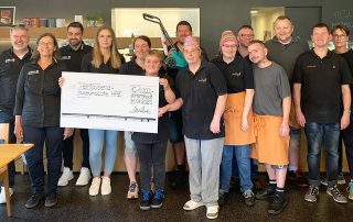 Danke für die tolle Unterstützung: Die Altenstädter Firma galileo-ip um Geschäftsführer Claus Krapf (l.) überreichte dem Team des HPZ-Museumscafés einen Scheck über 1000 Euro, der für einen neuen Ra-senmäher verwendet wird. Foto: HPZ Irchenrieth