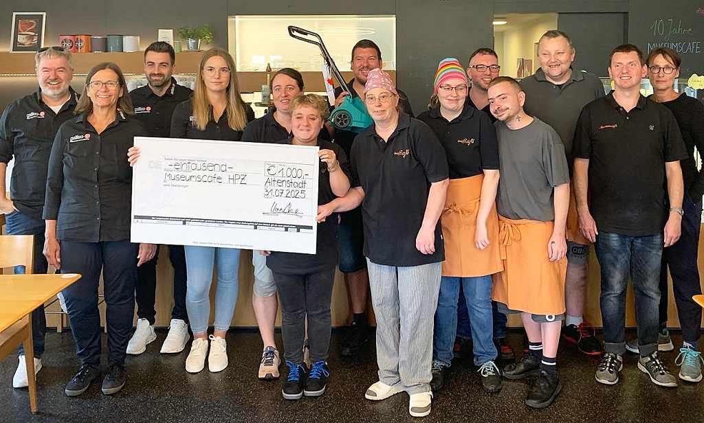 Danke für die tolle Unterstützung: Die Altenstädter Firma galileo-ip um Geschäftsführer Claus Krapf (l.) überreichte dem Team des HPZ-Museumscafés einen Scheck über 1000 Euro, der für einen neuen Ra-senmäher verwendet wird. Foto: HPZ Irchenrieth