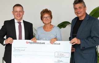 Strahlende Gesichter: Stellvertretende HPZ-Vorstandsvorsitzende Brigitte Krause (Mitte) und Aufsichtsratsmitglied Max Hohlrüther (r.) freuten sich über den Spendenscheck in der Höhe von 3000 Euro, den Christian Wolf (l.), Filialleiter der Weidener HypoVereinsbank, am Montagnachmittag überreichte. Foto: Stephan Landgraf