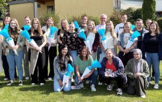 Zum zweiten Teil der Einführung der neuen Auszubildenden am HPZ Irchenrieth begrüßten die Geschäfts-, Personal- und Ausbildungsleitung sowie die JAV und der Betriebsrat die Lehrlinge und überreichten ihnen dabei die Schultüten. Foto: Petra Kummer