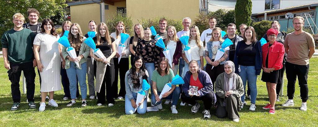 Zum zweiten Teil der Einführung der neuen Auszubildenden am HPZ Irchenrieth begrüßten die Geschäfts-, Personal- und Ausbildungsleitung sowie die JAV und der Betriebsrat die Lehrlinge und überreichten ihnen dabei die Schultüten. Foto: Petra Kummer
