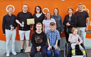Die Verantwortlichen des Kinder- und Jugendwohnens „Am Kleefeld“ des HPZs Irchenrieth und Aufsichtsratsmitglied Max Hohlrüther (r.) dankten den Initiatoren der Dance Community Weiden, Harald Näger und Andreas Nagel (v. l.), für deren 1000 Euro-Spende. Foto: HPZ Irchenrieth