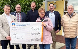 5000 Euro für das HPZ Irchenrieth: Der Lions Club „Goldene Straße“ Weiden mit Präsidenten Christoph Müller-Rauch (l.) überreichte an die stellvertretende Vorstandsvorsitzende, Brigitte Krause (3. v. r.), den Spendenscheck. Foto: Petra Kummer