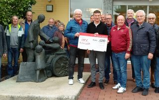 Einen informativen Nachmittag erlebten die Mitglieder des Irchenriether FCN-Fanclubs und des RC 07 im HPZ. Die Club-Freunde hatten eine Spende in Höhe von 500 Euro dabei, die Kindern für Weihnachtsge-schenke zugutekommen wird. Foto: Albert Gruber