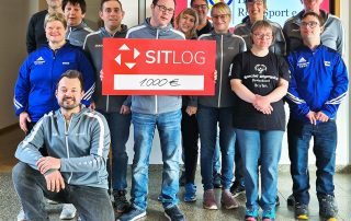 Die Leichtathleten des RehaSportvereines des Heilpädagogischen Zentrums (HPZ) Irchenrieth freuten sich über eine großzügige Spende des Altenstädter Unternehmens SITLog. Foto: HPZ-RehaSportverein