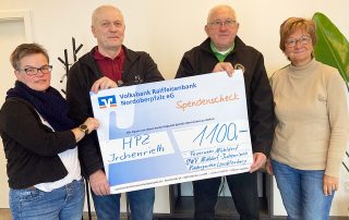 Stellvertretende HPZ-Vorstandsvorsitzende Brigitte Kraus (r.) nahm von Ulrike Berlin, Harald Dirnberger und Franz Kindl (v. l.) den Spendenscheck in Irchenrieth entgegen. Foto: Sieglinde Schärtl