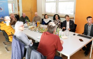 Willkommen in der Regenbogen-Werkstatt (RBW) Weiden des Heilpädagogischen Zentrums (HPZ) Irchenrieth: HPZ-Vorstandsvorsitzender Christian Stadler (r.), RBW-Standortleiter Willi Woldrich (2. v. l.) sowie die Aufsichtsräte Dieter Wettinger (vorne r.) und Daisy Brenner (vorne l.) begrüßten die Weidener CSU-Stadträte und -Kandidaten (v. l.): Lothar Höher, Tobias Kamm, Hans Blum, Stefanie Salavs-Lorenz, Tanja Dietl und OB-Kandidat Dr. Benjamin Zeitler.