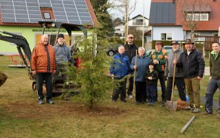 Herausforderung geschafft: Die Flosser Siedler pflanzten am Mittwochabend auf dem Vereinsgelände im Zuge der Nominierung bei der Baum-Challenge eine rund drei Meter hoher Hemlocktanne.