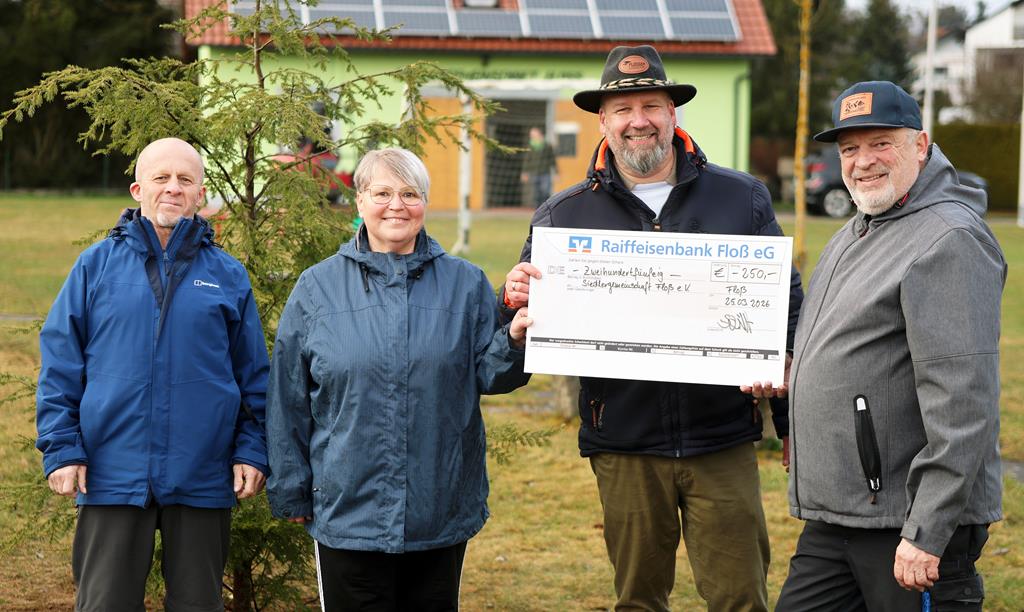 Unterstützung: SG-Ausschussmitglied Jens Schmidt (2. v. r.) spendete als Geschäftsführer der „Flosser Logistik GmbH“ dem Verein für die Anschaffung des Baumes 250 Euro. 