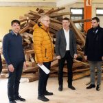 CSU-Landtagsabgeordneter Dr. Stephan Oetzinger (2. v. r.) und Bezirkstags-Vizepräsident Lothar Höher (3. v. l.) bekamen von den HPZ-Verantwortlichen zum aktuellen Stand der Bauprojekte Infos aus erster Hand (v. l.): Architekt Martin Thoma, Controller Michael Gleißner, Vorstandsvorsitzender Christian Stadler und Aufsichtsratsvorsitzende Birgit Reil. Fotos: lst/Grafiken: HPZ