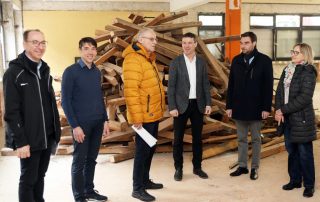 CSU-Landtagsabgeordneter Dr. Stephan Oetzinger (2. v. r.) und Bezirkstags-Vizepräsident Lothar Höher (3. v. l.) bekamen von den HPZ-Verantwortlichen zum aktuellen Stand der Bauprojekte Infos aus erster Hand (v. l.): Architekt Martin Thoma, Controller Michael Gleißner, Vorstandsvorsitzender Christian Stadler und Aufsichtsratsvorsitzende Birgit Reil. Fotos: lst/Grafiken: HPZ