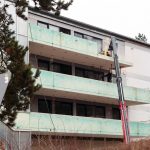 Auf Hochtouren läuft aktuell die Entkernung des „Stockwerkehauses“, hier werden die Balkone abgebaut, bevor im März/April mit den Aufbauarbeiten begonnen werden soll.