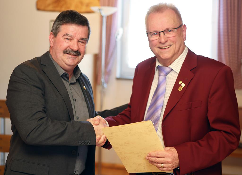 Ehre, wem Ehre gebührt: Helmut Grünbauer (l.), stellvertretender Vorsitzender des VWE-Bezirksverbandes Oberpfalz und Kreisvorsitzender, zeichnete den ausgeschiedenen Vorsitzenden Josef Barth (r.) mit dem VWE-Ehrenzeichen in Gold aus.