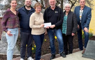 Die Abordnung der Grafenwöhrer Theatergruppe überreichte an die stellvertretende HPZ-Vorstandsvorsitzende Brigitte Krause (3. v. l.) und an Aufsichtsrat Max Hohlrüther (r.) eine vierstellige Spende. Foto: Petra Kummer