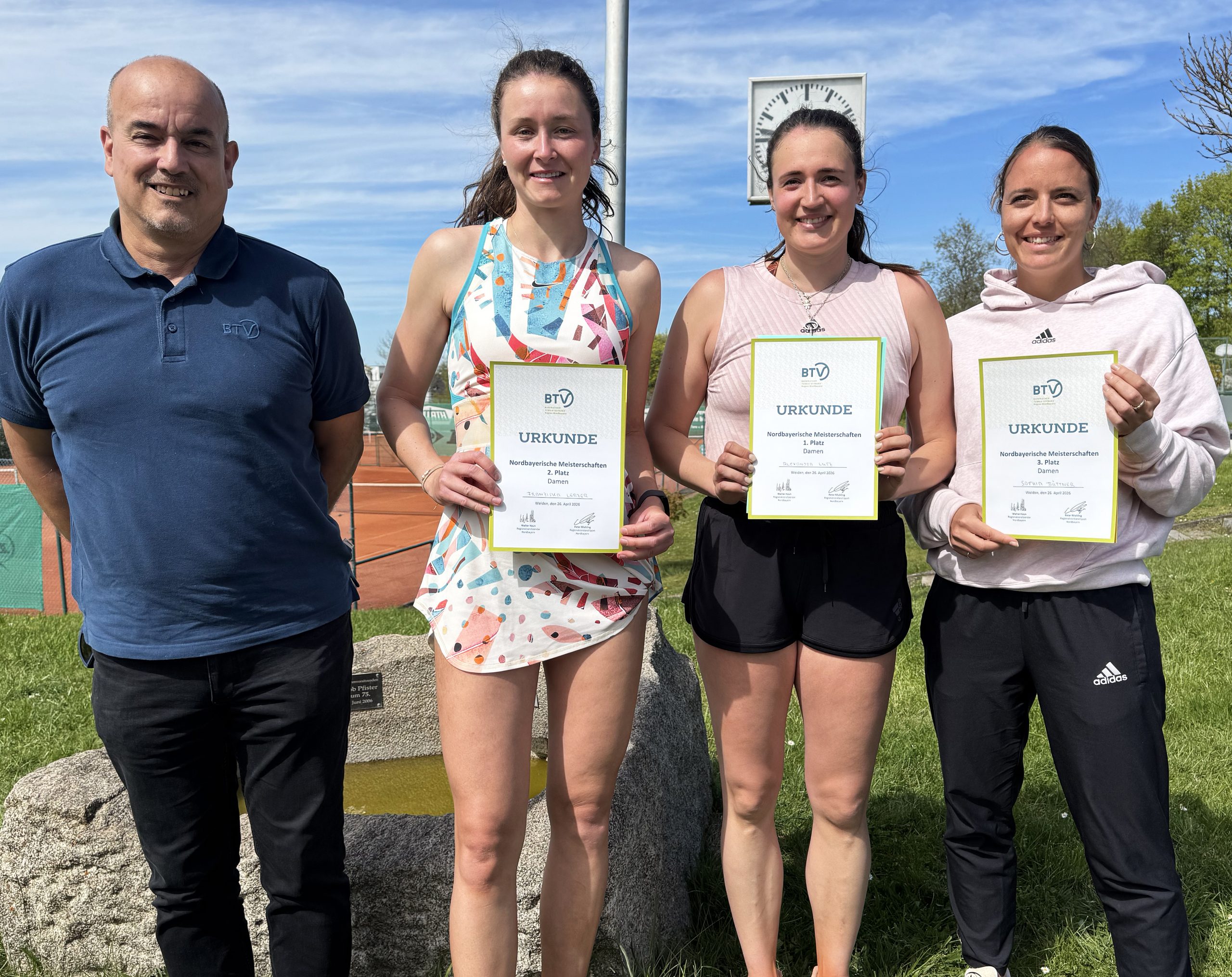 Siegerehrung bei den Damen (v. l.): Peter Miehling, Franziska Lerzer, Alexandra Lutz und Sopha Büttner.