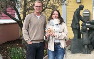 Ausbildungsleiter David Woldrich (l.) überreichte vor kurzem Theresa Fellner (r.) den ersten Preis, den das Heilpädagogische Zentrum (HPZ) Irchenrieth zur Ausbildungsmesse 2026 in Weiden ausgelobt hatte. Foto: HPZ