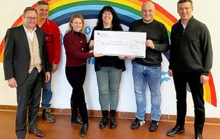 Die Vertreter des Landesamtes für Finanzen Weiden überreichten den HPZ-Vertretern Christian Stadler (r.), Willi Woldrich (2. V. r.) und Max Hohlrüther (2. v. l.) eine Spende über 1000 Euro. Foto: HPZ Irchenrieth