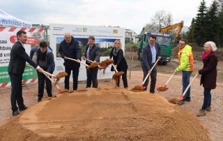 Feierlicher Moment: Am Donnerstagnachmittag läutete der Spatenstich den Start für den Neubau des Wohnheimes „Hinterm Rangierbahnhof“ mit 24 Plätzen ein (v. l.): HPZ-Vorstandsvorsitzender Christian Stadler, Johannes Brandl (Vorsitzender der HPZ-Bewohnervertretung), Weidens Bürgermeister Lothar Höher, der designierte neue Weidener Oberbürgermeister Dr. Benjamin Zeitler, HPZ-Aufsichtsratsvorsitzende Birgit Reil, Architekt Alexander Naumann, Bauleiter Maximilian Hotek und die Leiterin für Sozialplanung des Bezirkes Oberpfalz, Anna Magin. Fotos: St. Landgraf