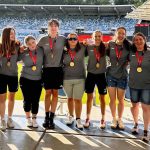 Strahlende Gesichter bei strahlendem Wetter: Die Unified-Fußballerinnen des RehaSport-Vereines des HPZ Irchenrieth bejubeln ihre Goldmedaille (v. l.): Stefanie Tröger, Hanna Hille, Melissa Knorr, Annemarie Beierl, Michaela Knorr, Marie Hille, Natascha Bäumler, Amanda Zumwalt und Stefanie Paulus. alle Fotos: RehaSport-Verein