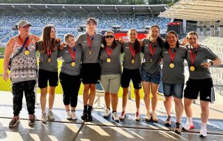 Strahlende Gesichter bei strahlendem Wetter: Die Unified-Fußballerinnen des RehaSport-Vereines des HPZ Irchenrieth bejubeln ihre Goldmedaille (v. l.): Stefanie Tröger, Hanna Hille, Melissa Knorr, Annemarie Beierl, Michaela Knorr, Marie Hille, Natascha Bäumler, Amanda Zumwalt und Stefanie Paulus. alle Fotos: RehaSport-Verein