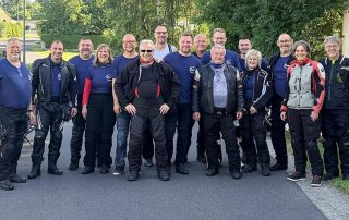 Die „Motorradfreunde Nervenkitzel“ der Siedlergemeinschaft Floß machten sich am „Siedlerhaisl“ auf dem Weg zu ihrer diesjährigen Tour, die sie dieses Mal nach Fügen ins österreichische Zillertal führte.