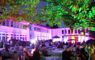 Der erleuchtete Innenhof der „Schule am Kleefeld“ bot den perfekten Rahmen für das HPZ-Betriebsfest 2026. Fotos: St. Landgraf