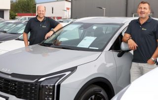 Willkommen im CARPOINT WEIDEN: Thomas Binner (l.) und Bekim Kastrati (r.) stehen für automobile Kompetenz auf den Punkt gebracht.