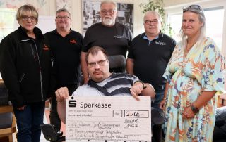 Sonja Schlagenhaufer-Götz (l.) und Konrad Schlagenhaufer (stehend, 3. v. l.) vom Getränkemarkt Nottersdorf sowie Johann Fuchs (2. v. l.) und Thomas Bauer (2. v. r.) von der Vereinsgemeinschaft Pertolzhofen überreichten an HPZ-Bewohner und -Werkstätten-Mitarbeiter Josef (vorne mit Scheck) und an Martina Grüner, die Leiterin der Offenen Hilfen im HPZ, eine Spende in Höhe von 2100 Euro. Foto: St. Landgraf