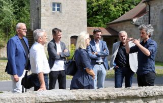 Carolina Trautner (Mitte), bayerische Landesvorsitzende der Lebenshilfe, erhielt vor ihrem Besuch im HPZ-Museumscafé eine Führung durch die KZ-Gedenkstätte Flossenbürg. Mit dabei (v. l.): Gedenkstätten-Verwaltungsleiter André Zaus, Ministerialdirigent Dr. Max Loy, HPZ-Vorstandsvorsitzender Christian Stadler, CSU-Landtagsabgeordneter Dr. Stephan Oetzinger, HPZ-Aufsichtsratsvorsitzender Helmut Brandl und Johannes Lauer, Leiter der Digitalen Projekte & Neukonzeption des Gedenkstätten-Steinbruches. Fotos: Stephan Landgraf